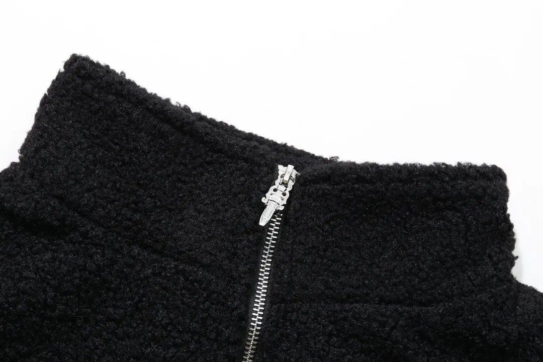 P370 Model No. Y614 Chromehearts/Chrome Hearts Embroidered Letters Lamb Wool Spliced ​​Baseball Jacket Channel Boutique The most popular baseball jacket among fashionable men and fashionable women. There are versions at all levels in the market (you must compare the details). The most powerful quality control has been producing and researching baseball uniforms for 7 years. The details are exquisite. With it, you are the most beautiful boy in the world. The paint-coated full-face four-button buckle (button with LOGO), the average weight of the fabric is nearly 900 grams, and it is made of wool + eyeliner blended, custom-woven and dyed wool with high color fastness. The lining is made of silky and delicate cupro fiber! The texture is thick, the color is more uniform and beautiful, and the sharp edges and corners are full of three-dimensionality, showing laziness, casualness, and youthful vitality! size：M-XXL
